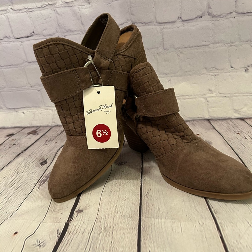 BNWT Universal Thread Taupe/Olive booties